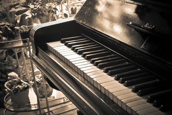 sepya tonu ile piyano tuşu