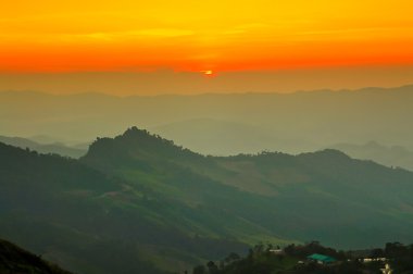 Dağlarda gün batımı 