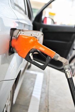Araba benzin istasyonunda yakıt ile dolu 