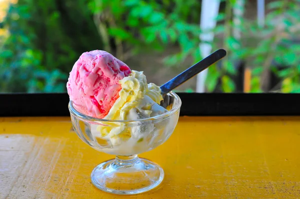 ไอศกรีมบนถ้วยแก้ว — ภาพถ่ายสต็อก