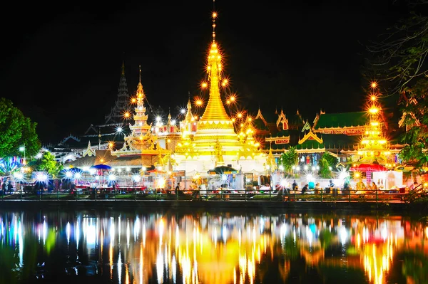 Temple Wat Jong Klang reflété dans l'étang Nong Jong Kham à Ma — Photo