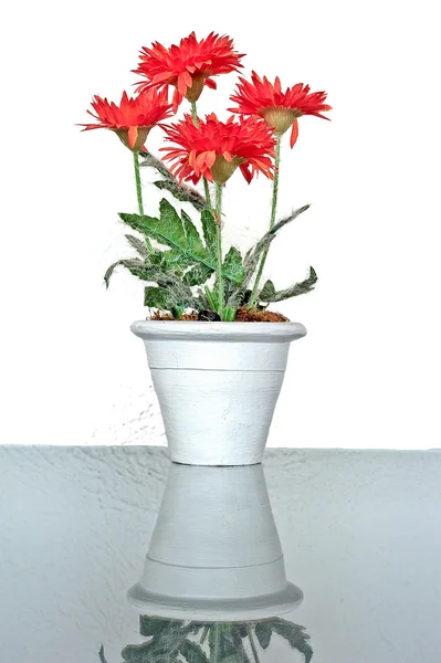 Τεχνητό λουλούδι σε βάζο στο τραπέζι — Φωτογραφία Αρχείου
