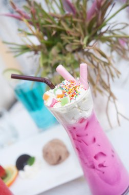 pembe tablo üzerine krem şanti sütle buzlu