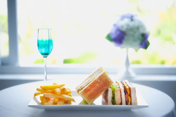 Świeże i pyszne kanapki klubowe klasyczne z frytkami — Zdjęcie stockowe