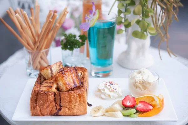 Franska toast med glass och frukt — Stockfoto