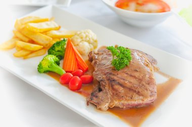 ızgara biftek, patates ve sebze 