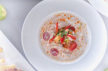 Tavuk suyuna çorba, sıcak ve baharatlı, favori Tayland gıda 