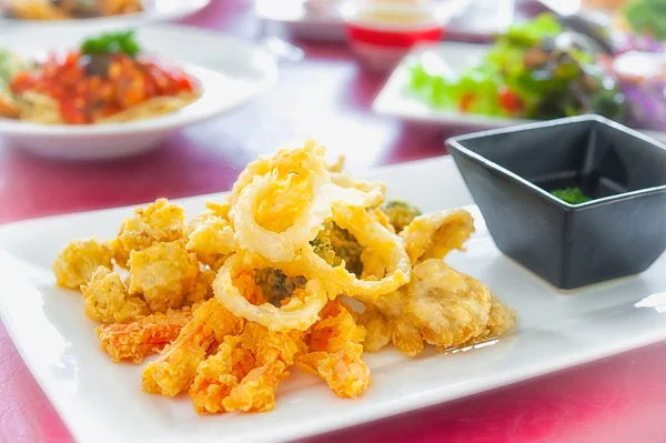 sebze tempura ve beyaz tabakta yemek çubukları. 