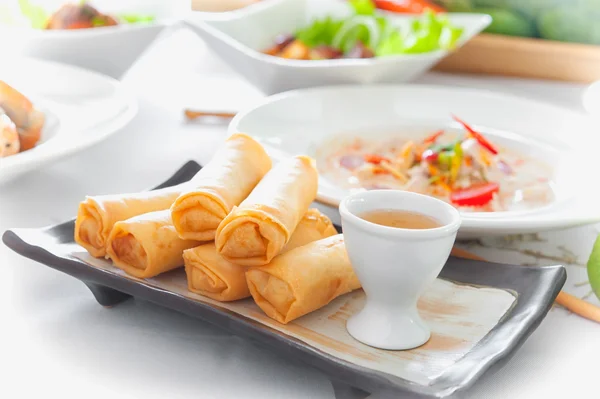 Deliciosos rollos de primavera tailandeses con salsa en el plato — Foto de Stock