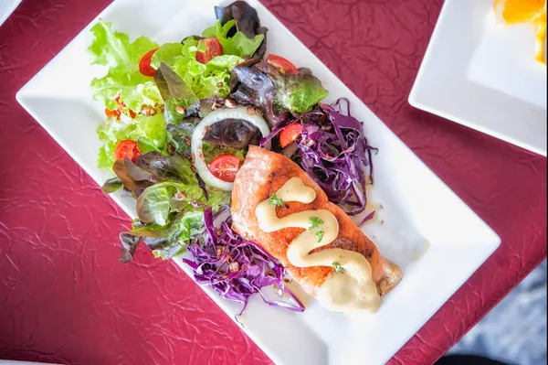 Crispy grilled salmon steak with salad on white dish — Stock Photo, Image