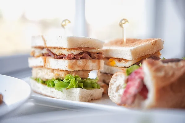 Свежий и вкусный классический клубный сэндвич на белом — стоковое фото
