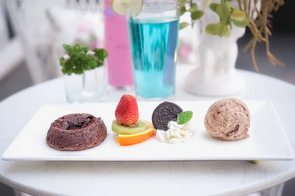 Pastel de fondant de chocolate con fruta y helado —  Fotos de Stock