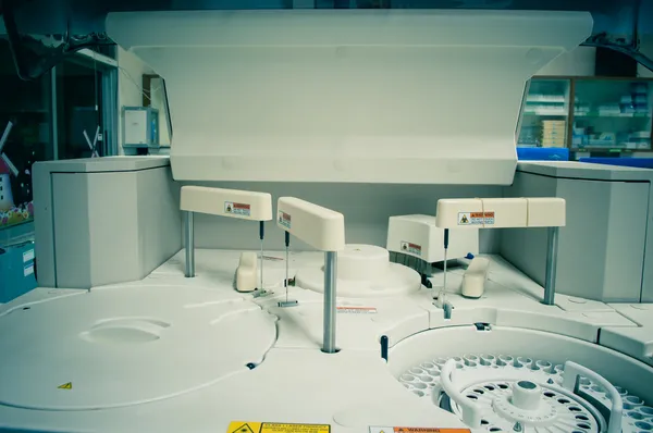Chemia analizator maszyna w laboratorium — Zdjęcie stockowe