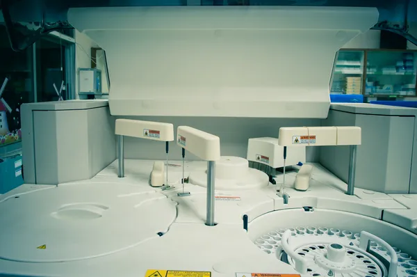 Kimya Laboratuvarı analyzer makinede 