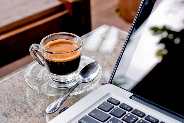 Koffiecup en laptop voor het bedrijfsleven. — Stockfoto