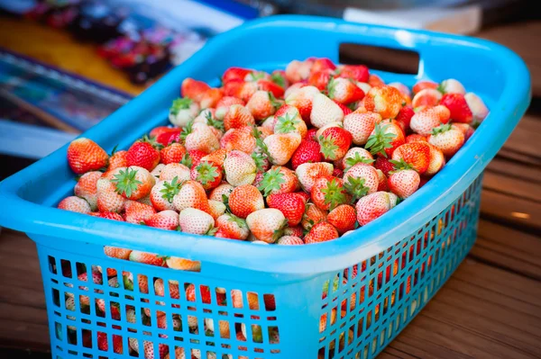 Fragole in un cesto nella fattoria del giardino — Foto Stock