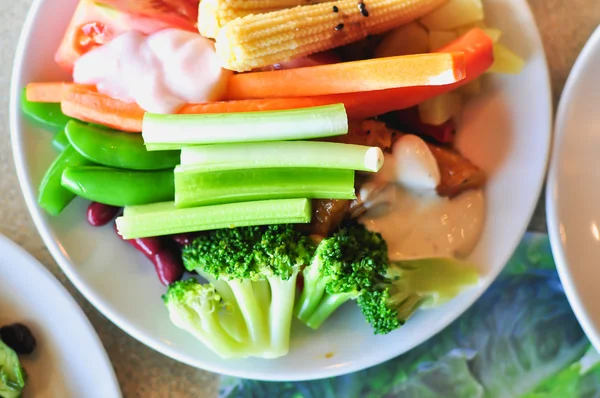 Zeleninový salát na bílé disk, detail — Stock fotografie