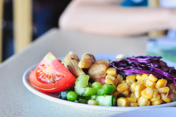 Fresh vegetable salad on white disc, close-up — Stock Photo, Image