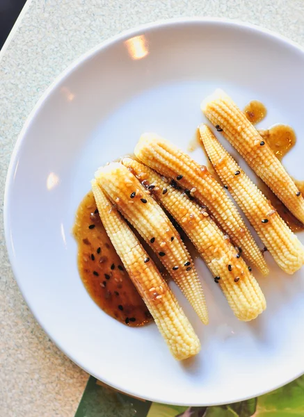 Baby kukuřice salát wite Sezamová omáčka na bílé misky — Stock fotografie