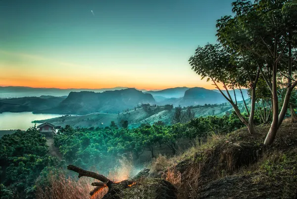 Landschap van zonsopgang boven de bergen — Stockfoto