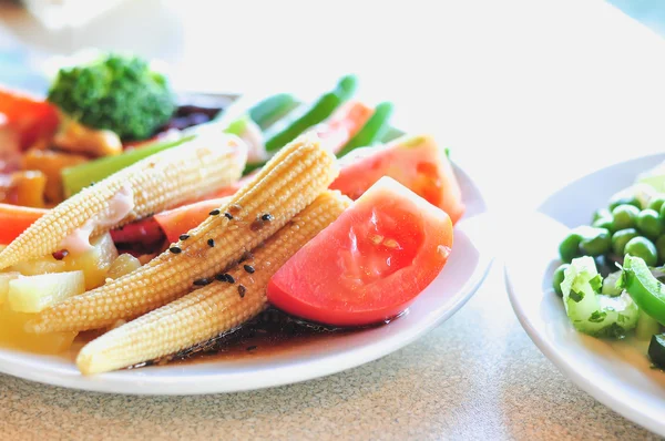 Färska grönsaker sallad på vit skiva, närbild — Stockfoto