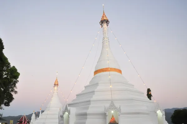 Wat phra that doi kong mu Tempel auf einem Berggipfel in mae hong s — Stockfoto