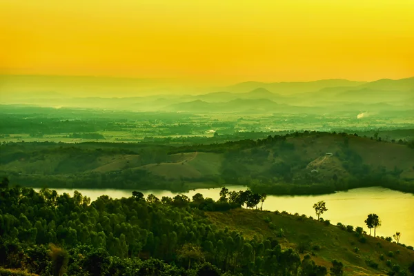 Krajobraz wschód słońca nad górami — Zdjęcie stockowe