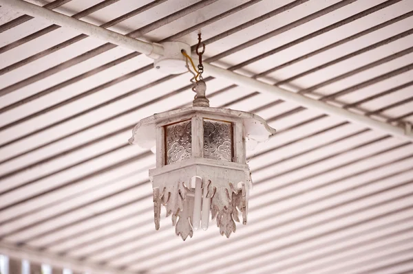 Lampe suspendue en bois blanc au plafond — Photo