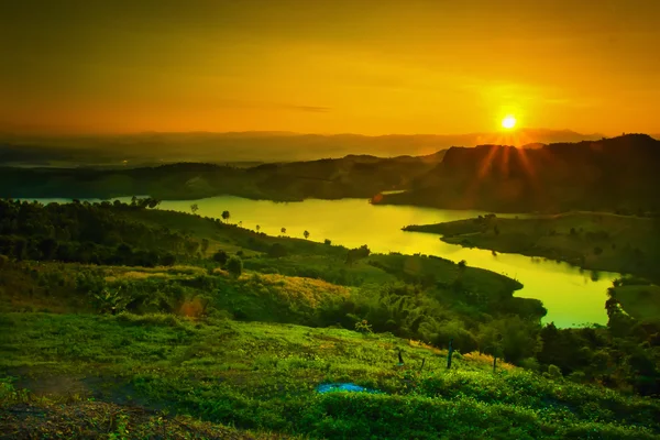 Landscape of sunrise over mountains — Stock Photo, Image