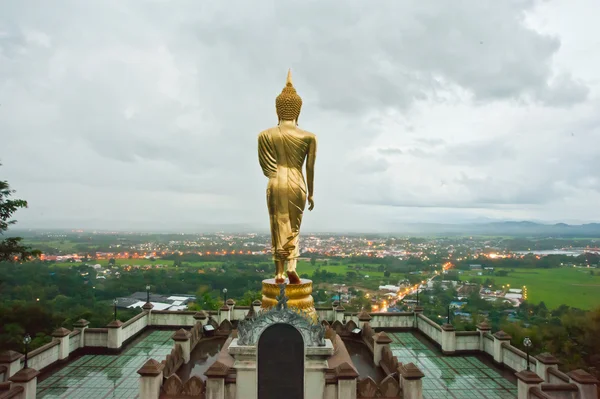 Budha stojí na hoře wat phra že khao noi, nan — Stock fotografie