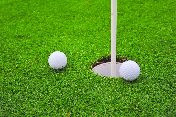 Dos pelotas de golf en campo de golf putting green — Foto de Stock