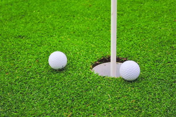 Twee golfballen op golfbaan putting green Stockfoto