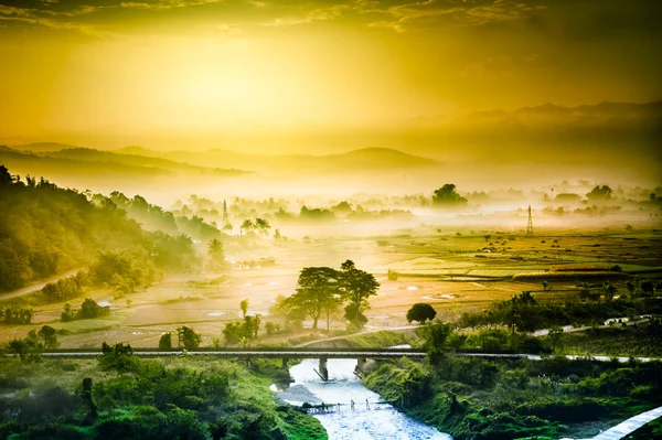 Gün batımı manzarası maesuay Barajı, chiang rai, Tayland — Stok fotoğraf