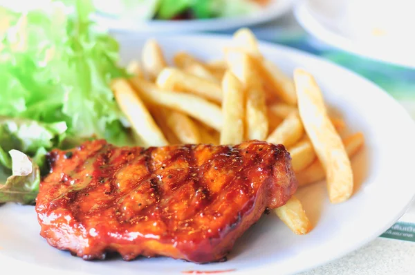 Fläsk ländryggen biff i en maträtt servera med pommes frites — Stockfoto