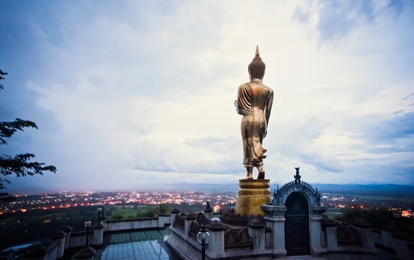 Budha stojí na hoře wat phra že khao noi, nan — Stock fotografie