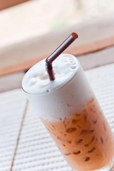 Ledový čaj thajské mléka s mléčná pěna — Stock fotografie