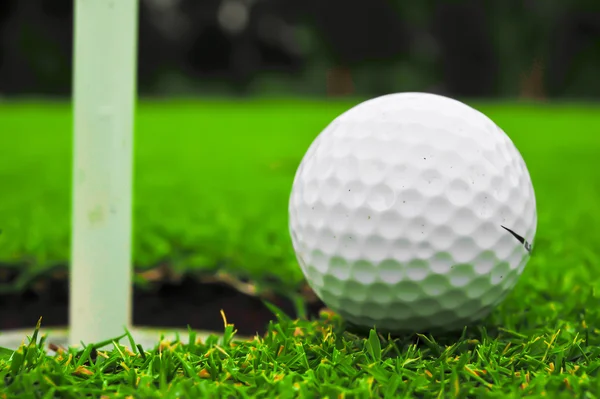 Balle de golf sur lèvre de tasse — Photo