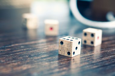 eski bir ahşap zemin üzerinde ahşap dices 