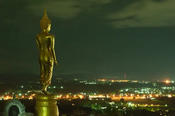 Buda de pie en una montaña Wat Phra Que Khao Noi, Nan — Foto de Stock