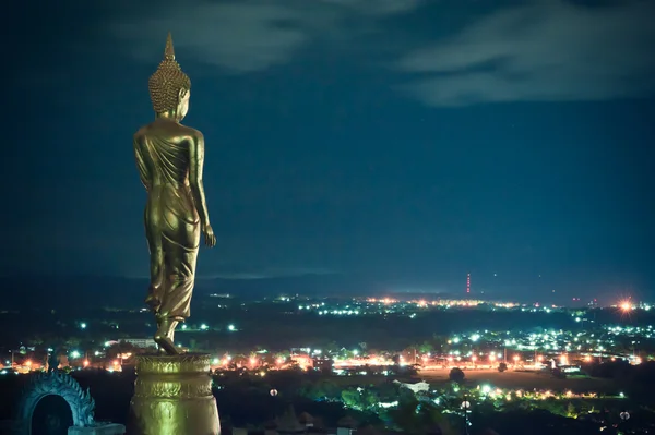 Budha stojí na hoře wat phra že khao noi, nan — Stock fotografie