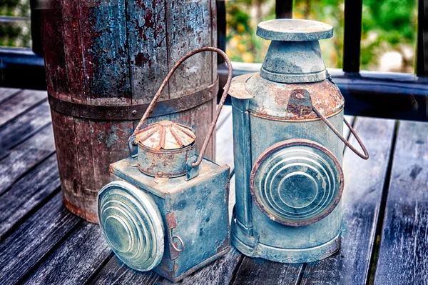 Винтажный факел на старой текстуре деревянного пола — стоковое фото