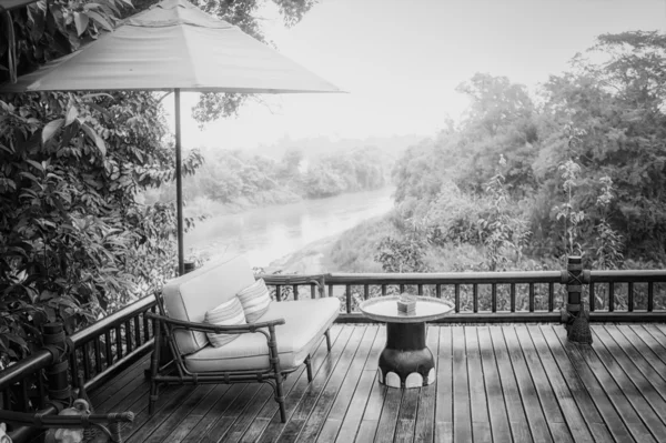 Poltronas preto e branco e vista para o rio no Terraço — Fotografia de Stock