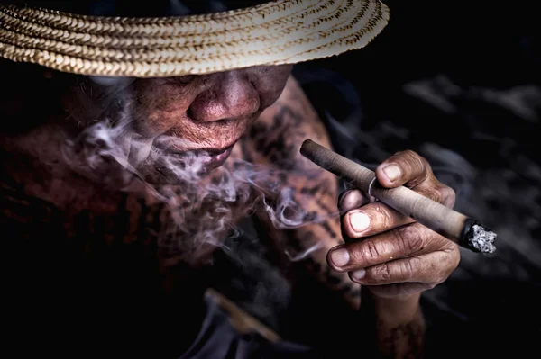 çok yaşlı adam sigara içiyor 