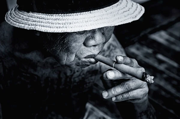 Очень пожилой человек много курит — стоковое фото