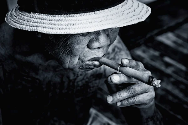 Muito velho Homem fuma um cigarro — Fotografia de Stock