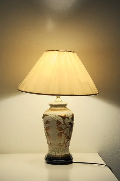 Lampe dans la chambre sur la table — Photo
