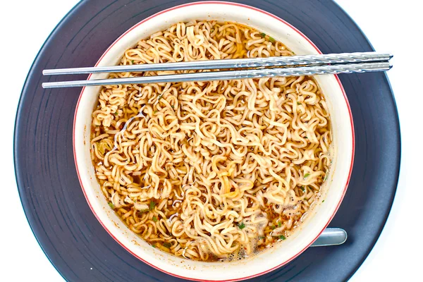 Instant noodle and chopsticks isolated with path on white backgr — Stock Photo, Image