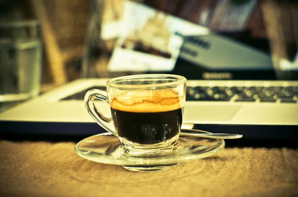 Taza de café y portátil para negocios. — Foto de Stock