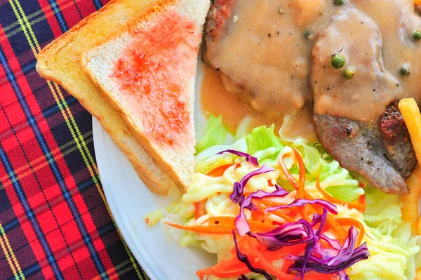 Steak grillé, frites, pain grillé et salade — Photo