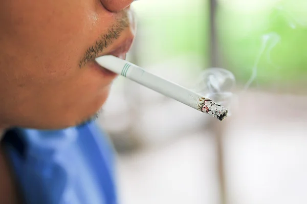 Чоловік палить сигарету крупним планом — стокове фото